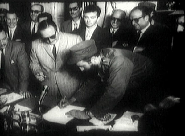 Fichier:Fidel Castro firma como Primer Ministro - 1959.jpg