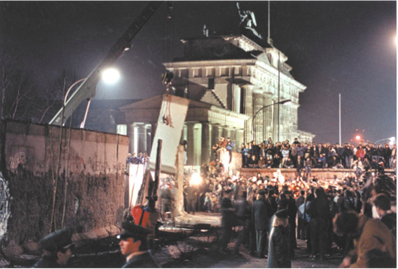 Fichier:Chute mur de Berlin nuit.png