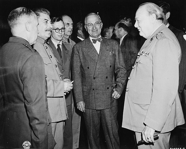 Fichier:Bundesarchiv Bild 183-29645-0001, Potsdamer Konferenz, Stalin, Truman, Churchill.jpg