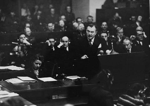 Fichier:Prosecutor Robert Jackson at Nuremberg Trials.jpg