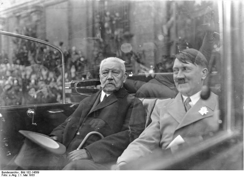 Fichier:Bundesarchiv Bild 102-14569, Berlin, Mai-Feier, Hindenburg und Hitler.jpg