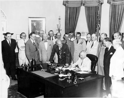 Fichier:Truman signing National Security Act Amendment of 1949.jpg