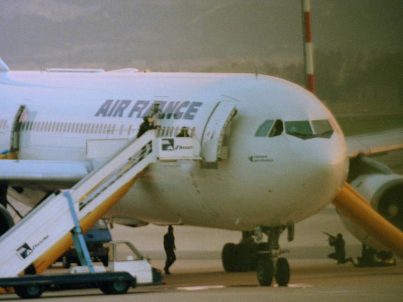 Fichier:Avion détourné Paris-Alger, intervention GIGN. Décembre 1994.jpg