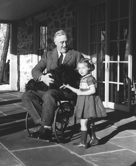 Fichier:Roosevelt in a wheelchair.jpg