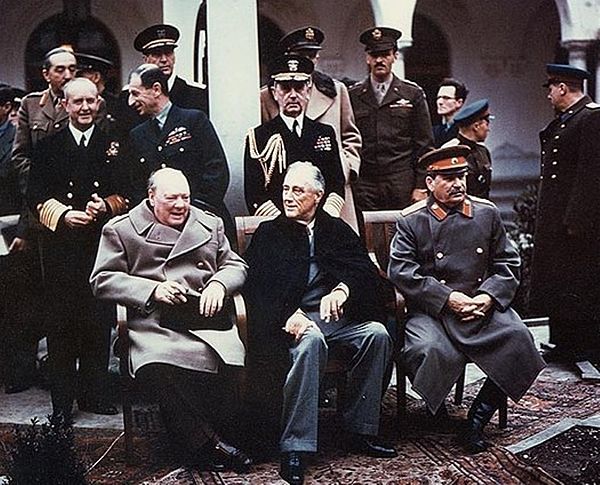 Fichier:Yalta summit 1945 with Churchill, Roosevelt, Stalin.jpg
