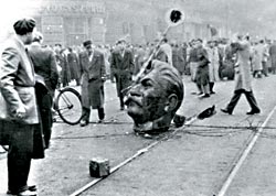 Fichier:Будапешт 56. Голова статуи Сталина.jpg