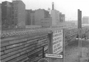 Fichier:Mur-Berlin-12-13-aout-1961-1989-300x209.jpg