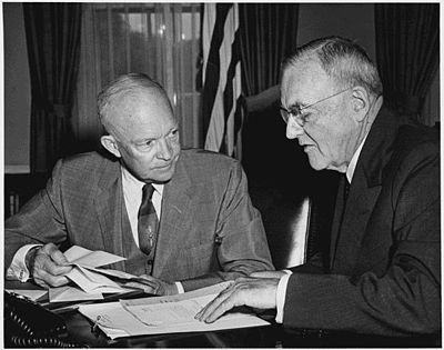 Fichier:President Eisenhower and John Foster Dulles in 1956.jpg
