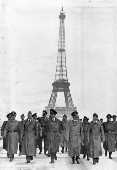Fichier:Bundesarchiv Bild 183-H28708, Paris, Eifelturm, Besuch Adolf Hitler.jpg
