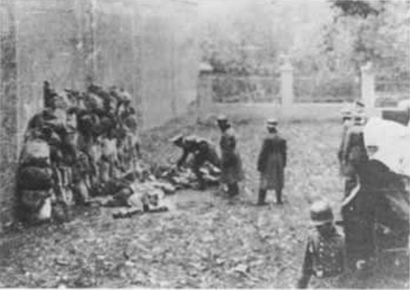 Fichier:Execution of Poles by German Einsatzkomanndo Oktober1939.jpg