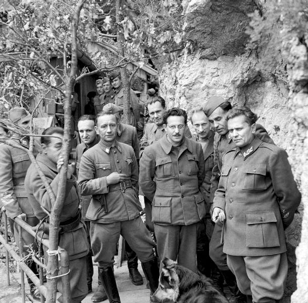 Fichier:Marshal Tito during the Second World War in Yugoslavia, May 1944.jpg