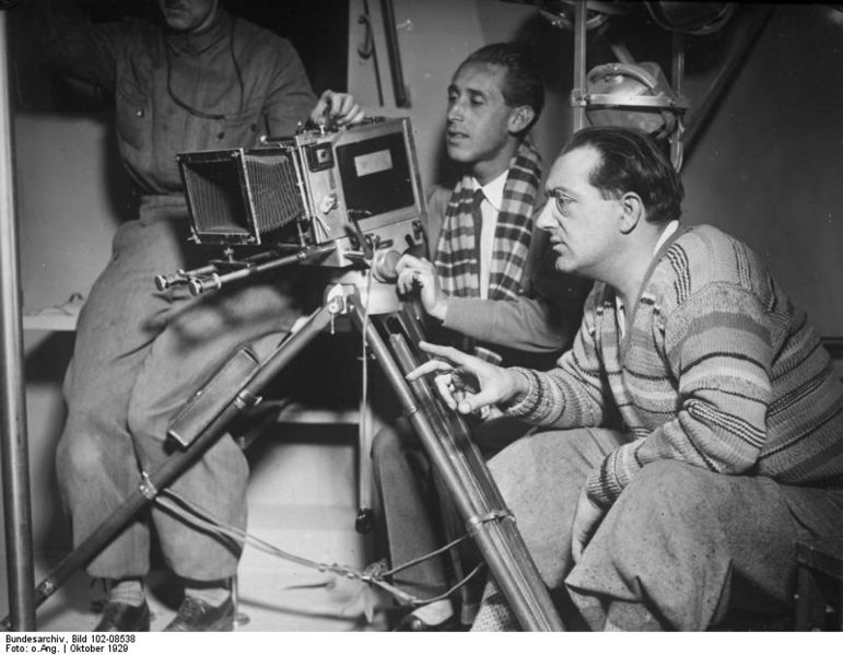 Fichier:Bundesarchiv Bild 102-08538, Fritz Lang bei Dreharbeiten.jpg