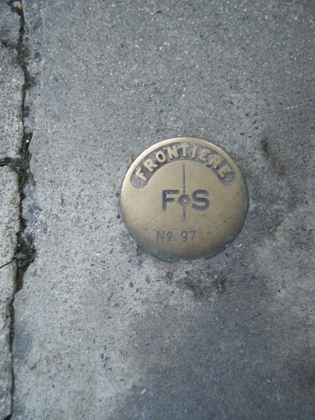 Fichier:Borne frontière franco-suisse incrustrée dans un trottoir.JPG
