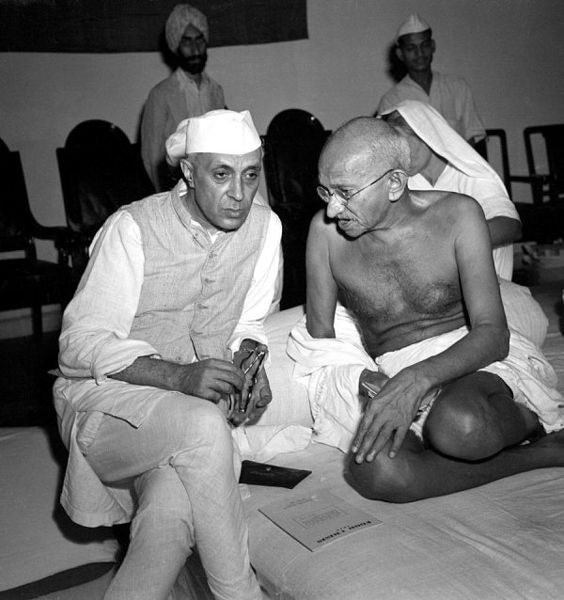 Fichier:Gandhi and Nehru 1942.jpg