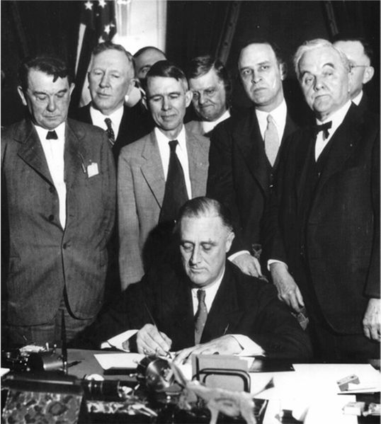 Fichier:Roosevelt signing TVA Act (1933).jpg